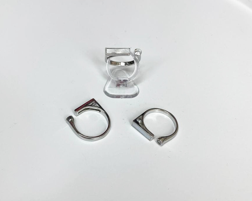 Кольцо безразмерное цвет серебро вставка фианит и натуральный перламутр
