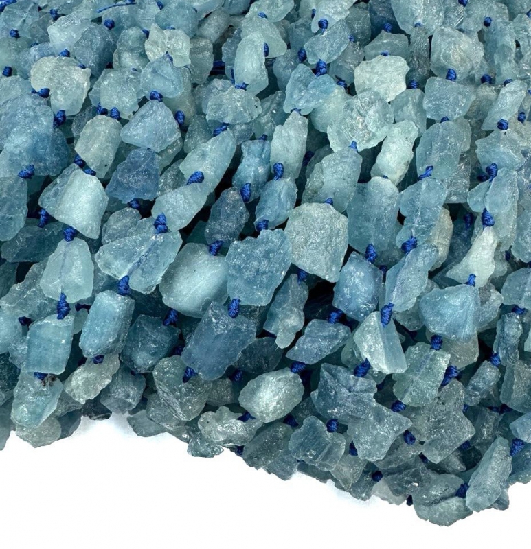 Аквамарин необработанный средний размер бусин 10-11мм натуральный камень Голубой